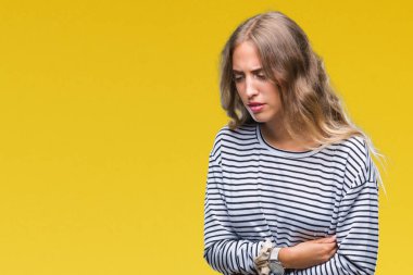 Giyen genç güzel sarışın kadın çizgili süveter mide üzerinde el ile izole arka plan üzerinde çünkü mide bulantısı, ağrılı hastalık hasta hissediyor. Ağrısı kavramı.