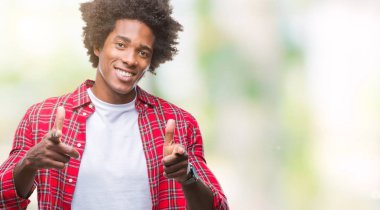 Fotoğraf makinesi ile mutlu ve komik yüz için parmakları işaret izole arka plan üzerinde Afro Amerikalı adam. İyi enerji ve vibes.