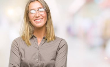 İzole arka plan mutlu yüz çapraz silah kameraya bakarak ile gülümseyen genç güzel kadın. Olumlu bir kişi.