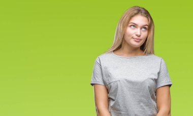 Görünümlü yan ve dik dik bakma uzağa düşünce gülümseyen izole arka plan üzerinde beyaz kadın.