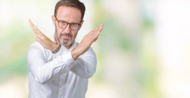 Yakışıklı orta yaş zarif üst düzey iş adamı izole arka plan ret ifade geçiş kollarına eksi işareti, kızgın surat yapıyor gözlüklü