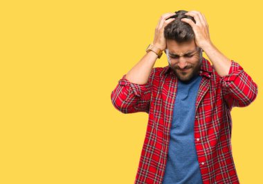 Yakışıklı delikanlı çünkü umutsuz ve stresli baş ağrısı acı izole arka plan üzerinde ağrı ve migren. Ellerini kafasına.