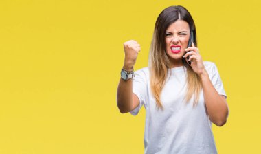 Smartphone üzerinde izole kullanarak arama konuşan genç güzel kadın arka plan ile öfke, çılgın ve yükseltilmiş eliyle diye bağıran rahatsız ve hayal kırıklığına uğramış öfke kavramı bağırarak