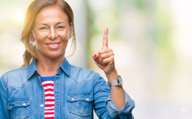 Orta yaş İspanyol kadın kıdemli başarılı fikirle parmağı yukarıyı izole arka plan üzerinde. Çıktıktan ve mutlu. Bir numara.