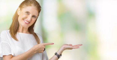 Orta yaş olgun güzel kadın üzerinden hayran ve el ile sunulması ve parmak ile işaret ederken kameraya gülümseyen izole arka plan.