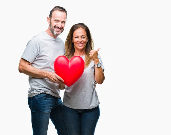 Casal Hispânico Meia Idade Amor Segurando Coração Vermelho Sobre Fundo — Fotografia de Stock