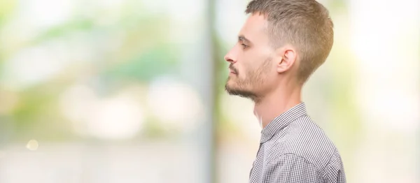 Hipster Młody Człowiek Patrząc Boku Zrelaksować Się Poza Profil Naturalną — Zdjęcie stockowe