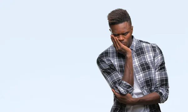 Jeune Homme Afro Américain Sur Fond Isolé Pensant Fatigué Ennuyé — Photo