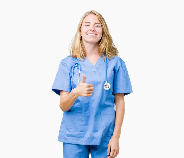 Bella Giovane Donna Medico Indossa Uniforme Medica Sfondo Isolato Facendo — Foto Stock