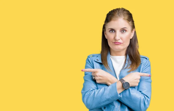 Schöne Reife Frau Mittleren Alters Mit Modischer Lederjacke Über Isoliertem — Stockfoto