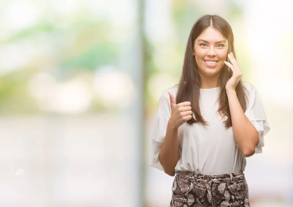 Jonge Mooie Hispanic Smartphone Blij Met Grote Glimlach Doen Teken — Stockfoto