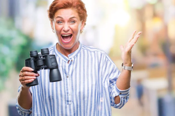 Mujer Caucásica Mayor Mirando Través Los Prismáticos Sobre Fondo Aislado —  Fotos de Stock