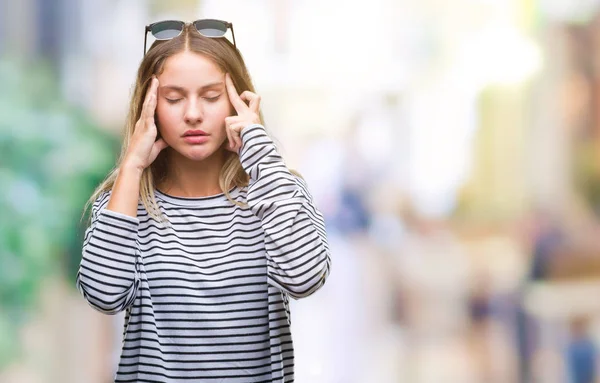 Młoda Piękna Kobieta Blonde Noszenie Okulary Białym Tle Ręki Głowie — Zdjęcie stockowe