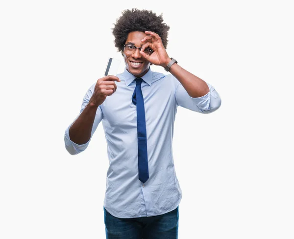 Hombre Afroamericano Sosteniendo Tarjeta Crédito Sobre Fondo Aislado Con Cara —  Fotos de Stock
