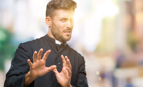 Jovem Católico Cristão Padre Homem Sobre Fundo Isolado Expressão Repugnante — Fotografia de Stock