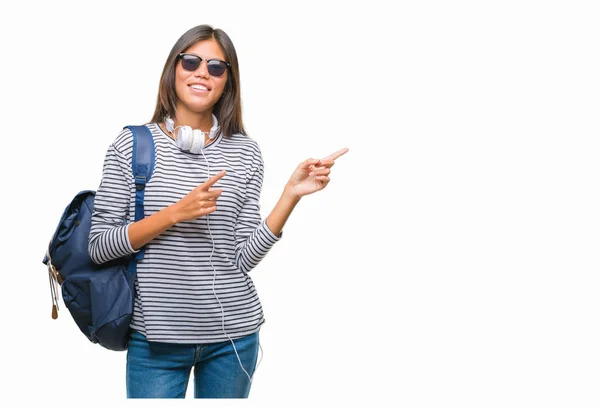 Joven Estudiante Asiática Con Auriculares Mochila Sobre Fondo Aislado Sonriendo —  Fotos de Stock