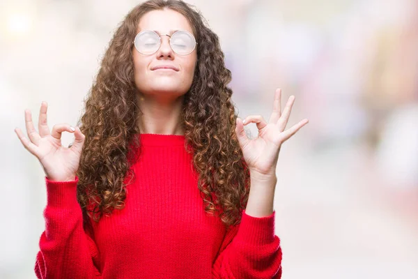 Bella Bruna Capelli Ricci Ragazza Che Indossa Occhiali Maglione Invernale — Foto Stock