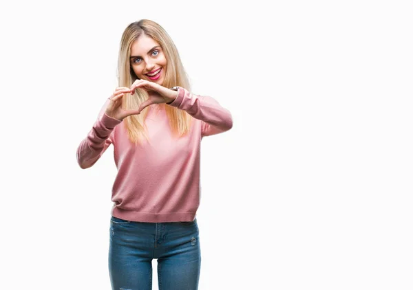 若い美しい金髪女性のハートマークと手で形を示す愛の笑みを浮かべて孤立の背景にピンク冬セーターを着ています ロマンチックな概念 — ストック写真