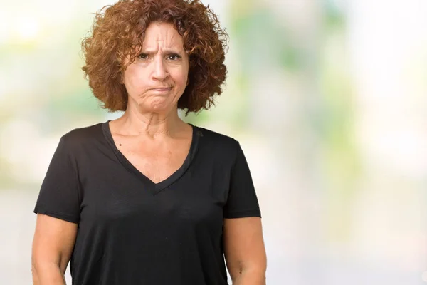 Schöne Seniorin Mittleren Alters Mit Isoliertem Hintergrund Skeptisch Und Nervös — Stockfoto