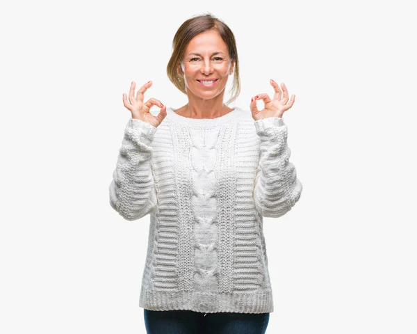 中年资深西班牙裔妇女穿着冬季毛衣在孤立的背景下放松和微笑闭上眼睛做冥想手势用手指 瑜伽理念 — 图库照片