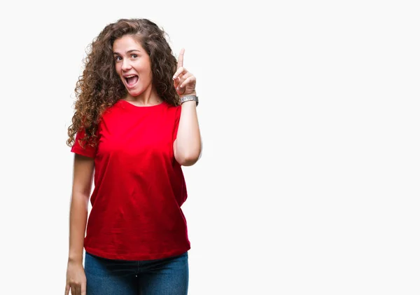 Hermosa Morena Pelo Rizado Joven Con Mirada Casual Sobre Fondo — Foto de Stock