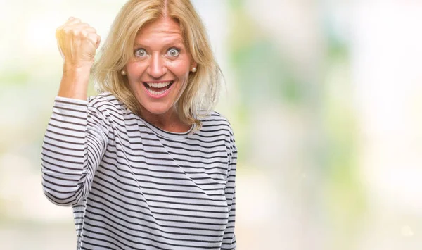 Medelålders Blond Kvinna Över Isolerade Bakgrund Arg Och Galen Höja — Stockfoto
