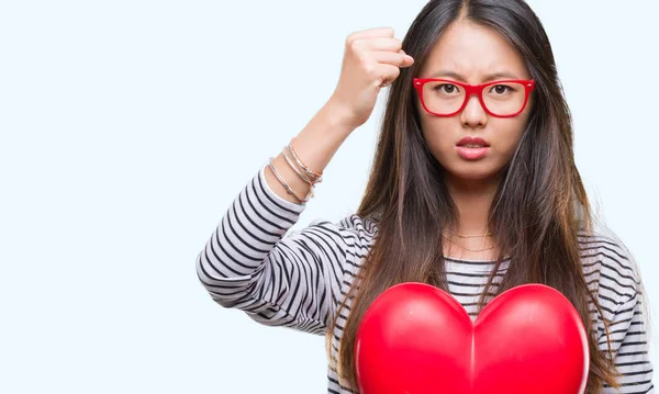 Junge Asiatische Verliebte Frau Mit Leseherz Über Isoliertem Hintergrund Genervt — Stockfoto