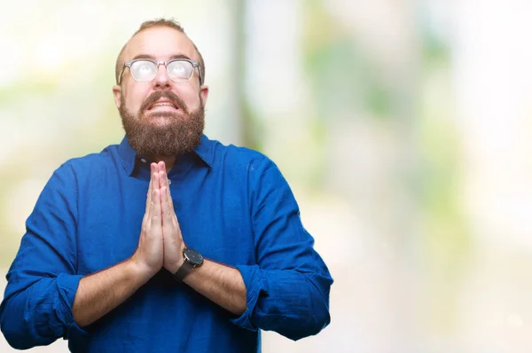 Mladý Bělošský Bokovky Muž Nosí Brýle Izolované Pozadí Prosit Modlit — Stock fotografie