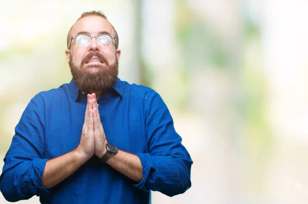 Joven Hombre Hipster Caucásico Con Gafas Sobre Fondo Aislado Mendigando —  Fotos de Stock