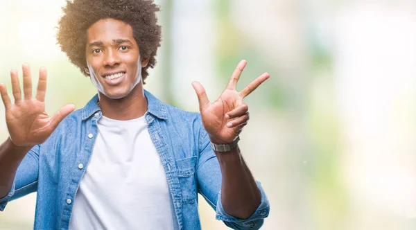 Afro Americký Muž Izolované Pozadí Zobrazení Ukázal Prsty Číslo Osm — Stock fotografie