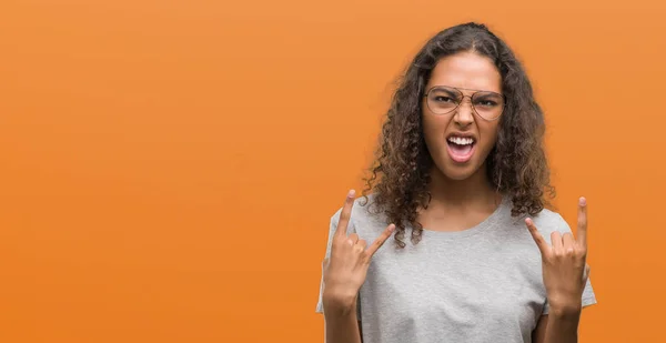 Mulher Hispânica Jovem Bonita Usando Óculos Gritando Com Expressão Louca — Fotografia de Stock