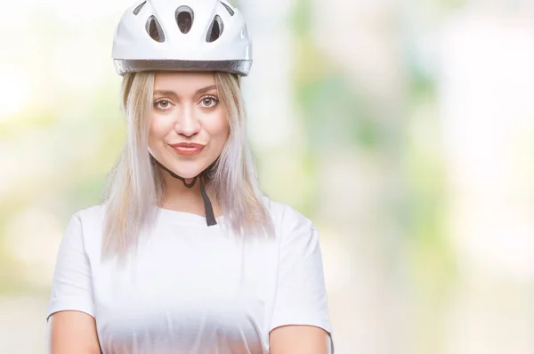 Jonge Blonde Vrouw Fietser Veiligheid Helm Dragen Geïsoleerd Achtergrond Blij — Stockfoto