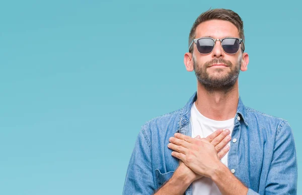 Homem Bonito Jovem Usando Óculos Sobre Fundo Isolado Sorrindo Com — Fotografia de Stock