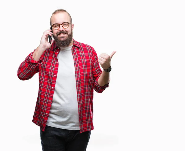 Joven Hombre Hipster Caucásico Hablando Teléfono Inteligente Sobre Fondo Aislado — Foto de Stock