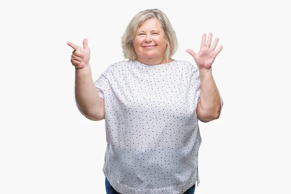 高级加尺寸的白种女人在孤立的背景显示和指向与手指数七 而微笑着自信和快乐 — 图库照片