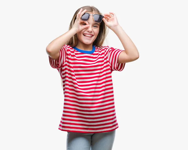 Junge Schöne Mädchen Mit Sonnenbrille Über Isoliertem Hintergrund Tun Geste — Stockfoto