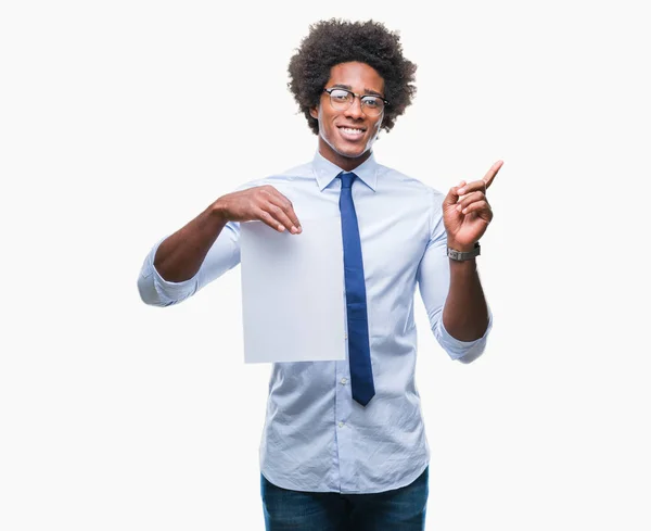 Afroamerikanischer Mann Mit Leerem Papiervertrag Vor Isoliertem Hintergrund Sehr Glücklich — Stockfoto