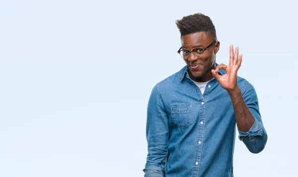 Jonge Afro Amerikaanse Man Geïsoleerde Achtergrond Glimlachend Positieve Doen Teken — Stockfoto