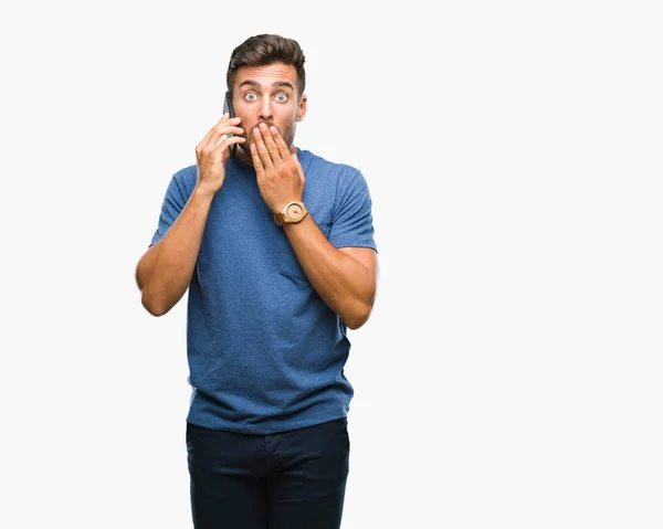 Junger Gutaussehender Mann Spricht Auf Smartphone Über Isolierten Hintergrunddeckel Mund — Stockfoto