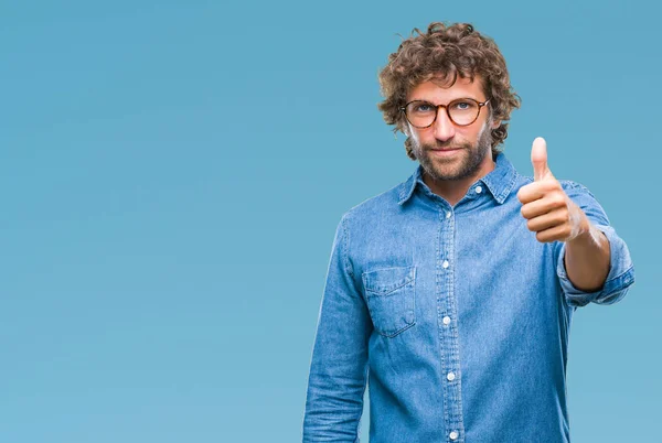 Bonito Homem Modelo Hispânico Usando Óculos Sobre Fundo Isolado Fazendo — Fotografia de Stock