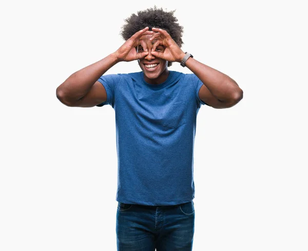 舌を出して指を通して見る目をこだわりの双眼鏡のような ジェスチャーを行う分離の背景にアフロ アメリカ人男性 クレイジー式 — ストック写真