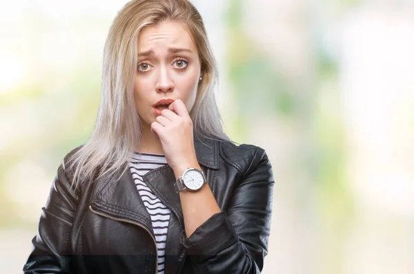 Unga Blonda Kvinnan Bär Mode Jacka Över Isolerade Bakgrund Ser — Stockfoto