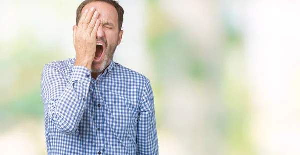 Knappe Middenleeftijd Elegante Senior Man Geïsoleerde Achtergrond Geeuwen Moe Met — Stockfoto