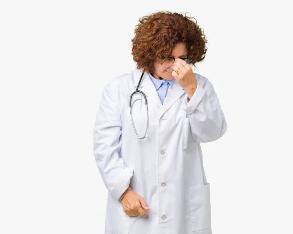 Média Ager Médico Sênior Mulher Sobre Fundo Isolado Cansado Esfregando — Fotografia de Stock