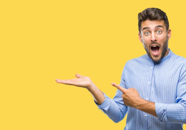 Jovem Homem Bonito Sobre Fundo Isolado Espantado Sorrindo Para Câmera — Fotografia de Stock