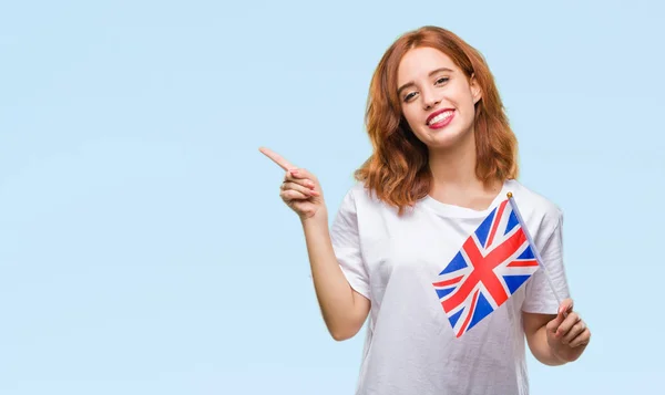 Jovem Bela Mulher Segurando Bandeira Reino Unido Sobre Fundo Isolado — Fotografia de Stock