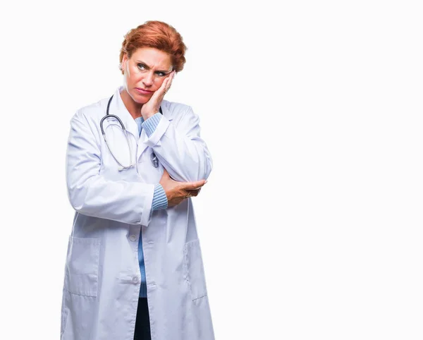 Senior Caucásico Médico Mujer Usando Uniforme Médico Sobre Aislado Fondo — Foto de Stock