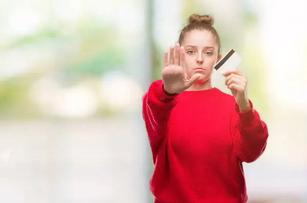 Junge Blonde Frau Hält Kreditkarte Mit Offener Hand Und Macht — Stockfoto