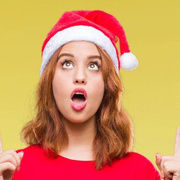 Joven Hermosa Mujer Sobre Fondo Aislado Con Sombrero Navidad Sorprendido —  Fotos de Stock