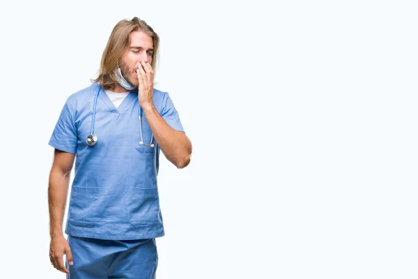 Joven Hombre Médico Guapo Con Pelo Largo Sobre Fondo Aislado — Foto de Stock